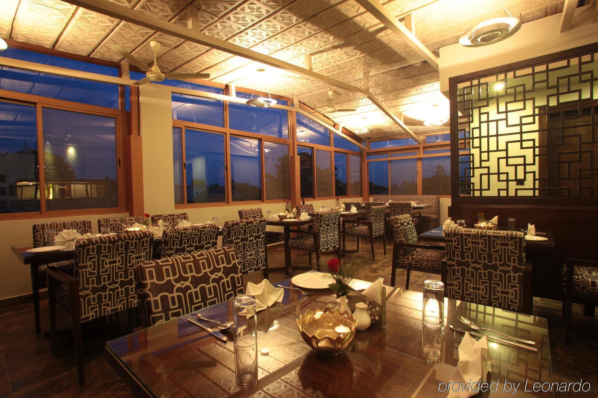 Justa Mg Road Hotel Бангалор Ресторант снимка