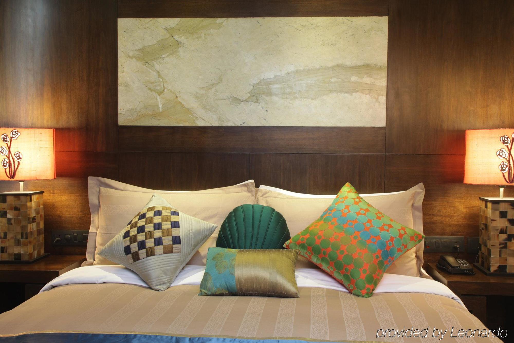 Justa Mg Road Hotel Бангалор Стая снимка