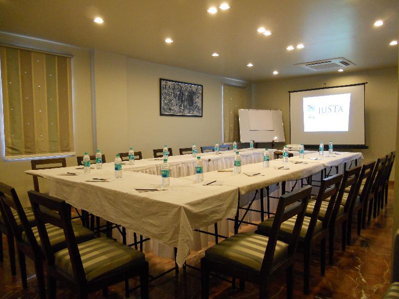 Justa Mg Road Hotel Бангалор Екстериор снимка