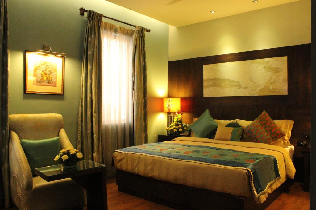 Justa Mg Road Hotel Бангалор Екстериор снимка
