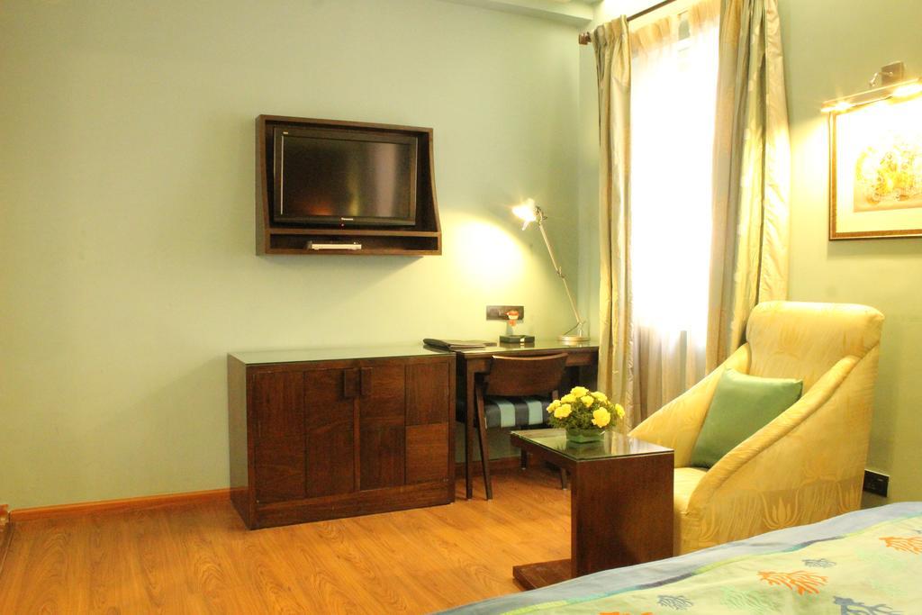 Justa Mg Road Hotel Бангалор Екстериор снимка