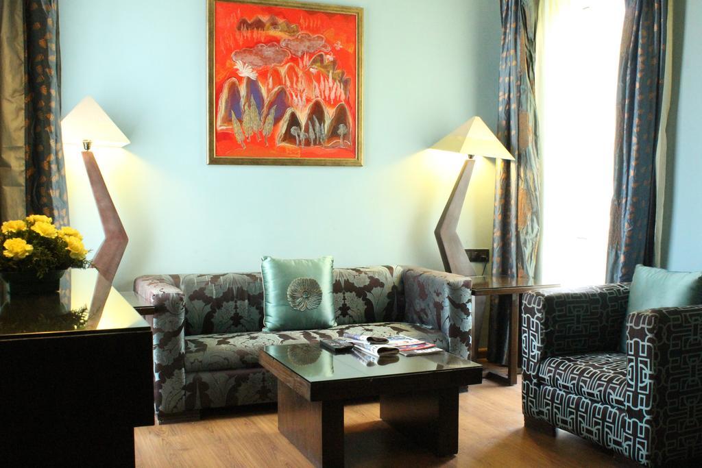 Justa Mg Road Hotel Бангалор Екстериор снимка