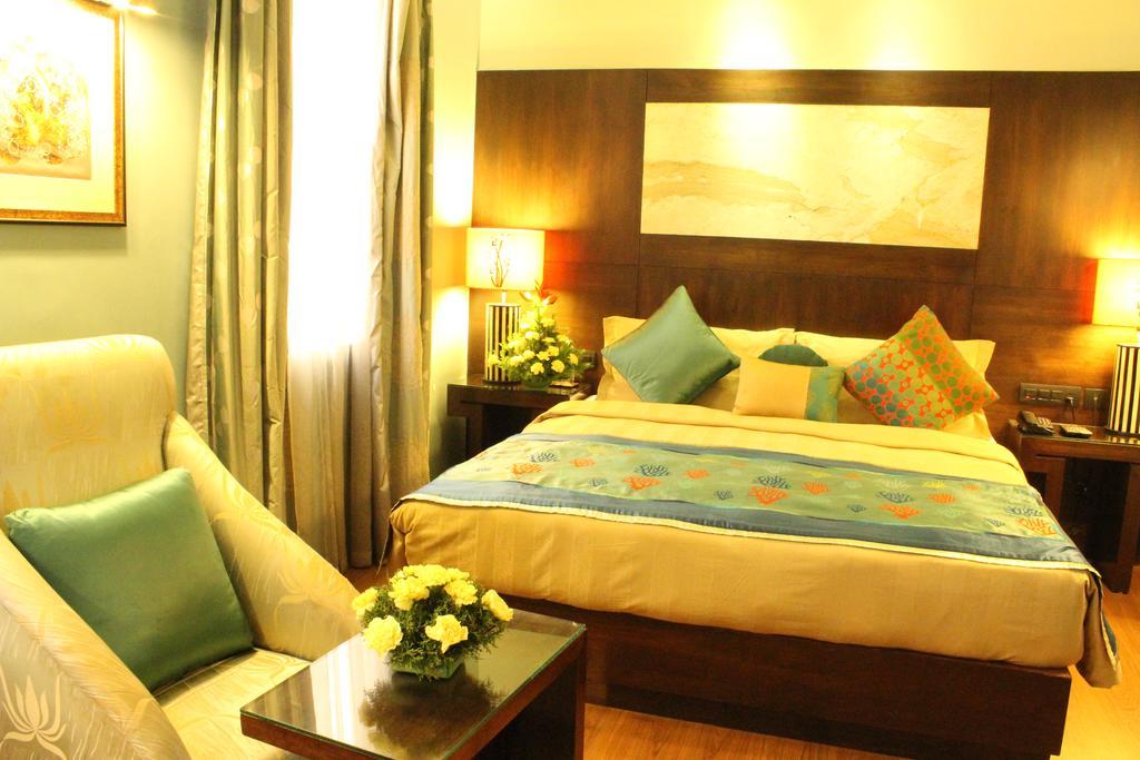 Justa Mg Road Hotel Бангалор Екстериор снимка