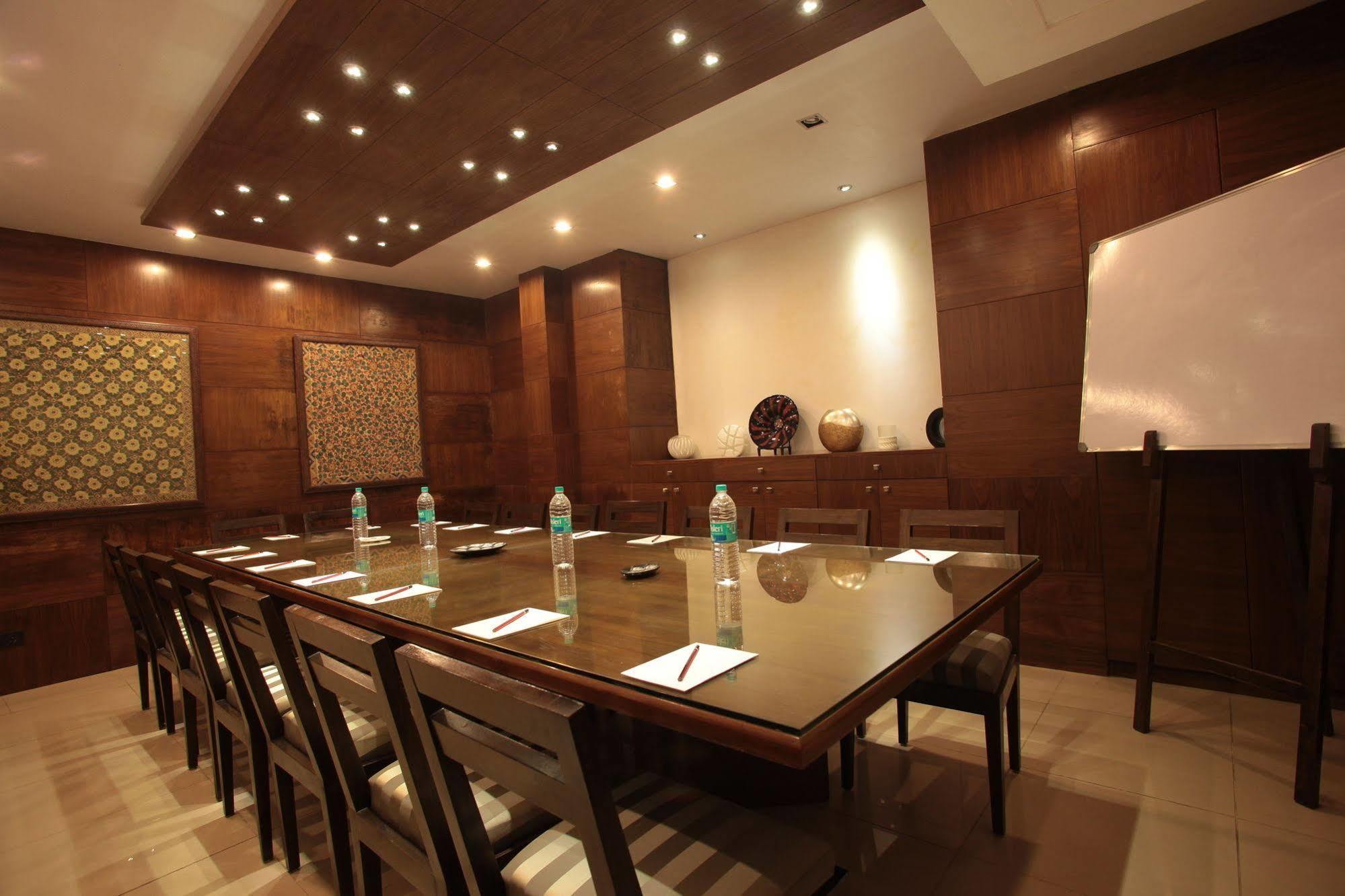Justa Mg Road Hotel Бангалор Екстериор снимка