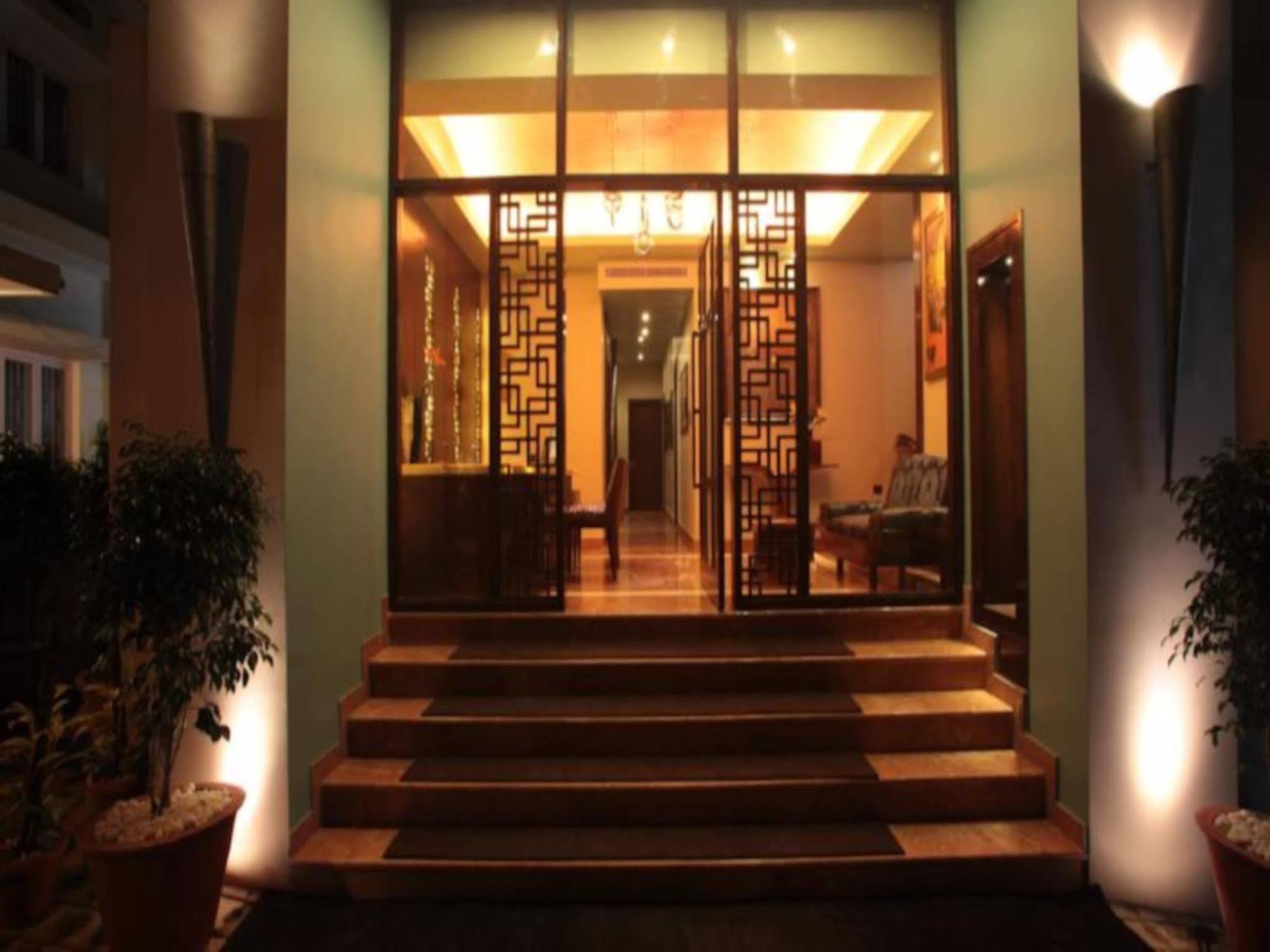 Justa Mg Road Hotel Бангалор Екстериор снимка